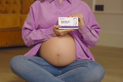 mulher gravida a segurar um suplemento dietetico natural Natalis da SanaExpert Portugal