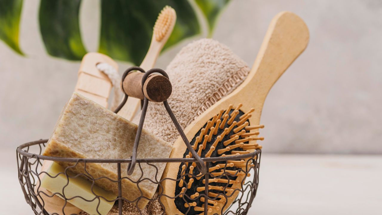 Foto de uma cesta com produtos para cabelo como escova de cerdas.