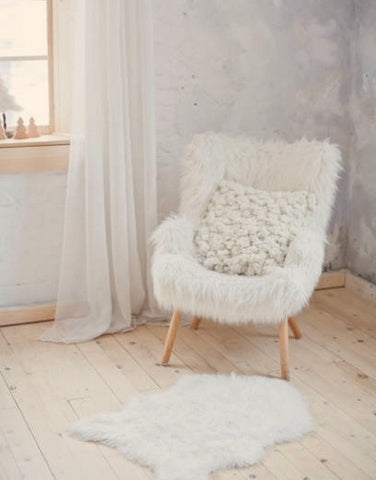 Choisir un fauteuil bouclette blanche : la laine bouclée est au coeur des tendances de la saison déco