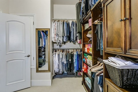 Aménager un coin dressing sans faire de travaux et pour un tout petit budget en prolongeant les armoires existantes