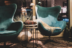 Une note irrésistible de style avec le fauteuil design à oreilles en velours, pour le salon, un bureau chic ou la pièce de vie