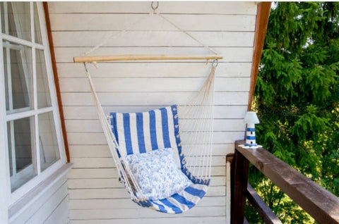 Décoration d'été bleue dans un style bohème sur le balcon, l'esprit détente pour donner un air de vacances