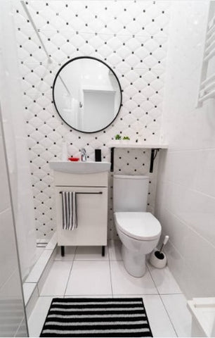 Déco graphique pour des WC sobres et modernes. le bicolore blanc bleu marine donne un style intemporel, propre et élégant aux toilettes