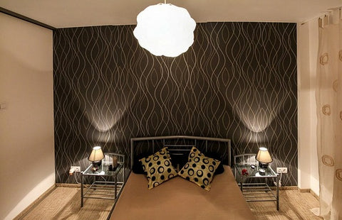 Un mur recouvert d'un papier peint de caractère permet de changer le style de toute la chambre