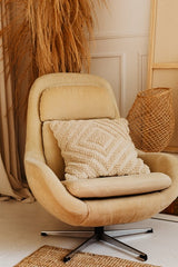 Le fauteuil pivotant en velours côtelé installe une atmosphère confortable, chaleureuse et accueillante