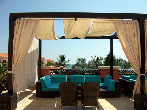 Comment ombrager balcon ou terrasse ? Avec une pergola qui crée un espace extérieur abrité du soleil et agréable à vivre en été