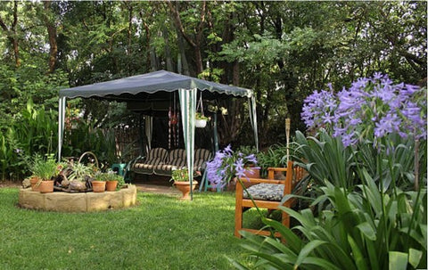 La tonnelle crée un espace extérieur ombragé à part entière sur la terrasse du jardin