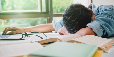 La photo montre une personne écoutant un cours théorique sur la constitution d'équipes. Ce n'est pas comme ça que le team building fonctionne !