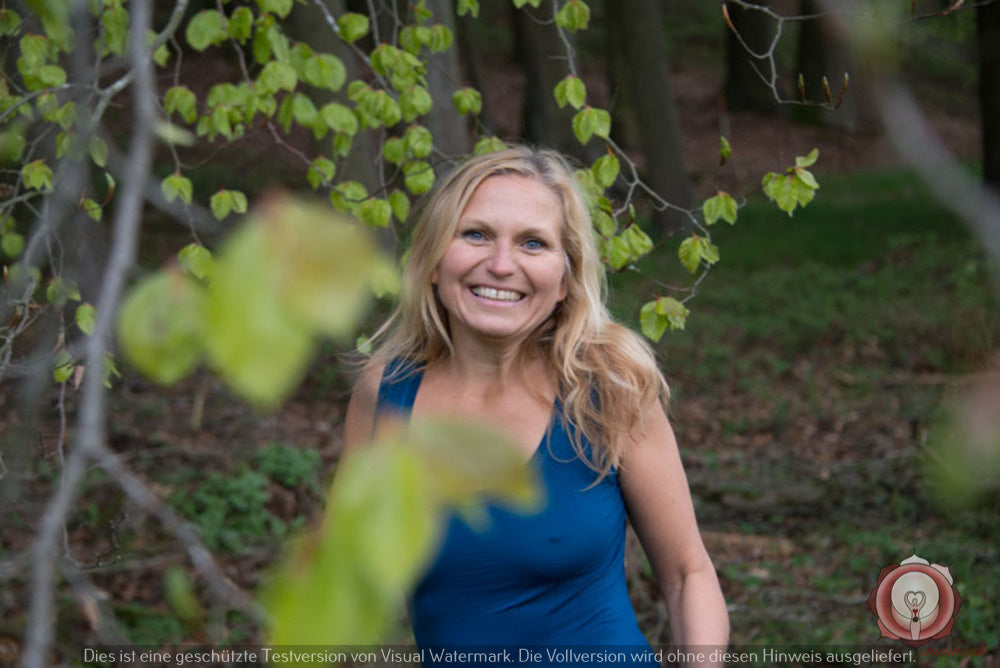 Helena Sarah Viktorinova lachend im Wald