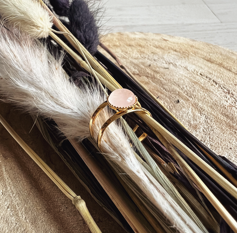 Bague dorée à l'or fin fait main, avec pierre naturelle le quartz rose