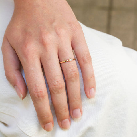 Bague de fiançailles en or ornée d'un diamant.