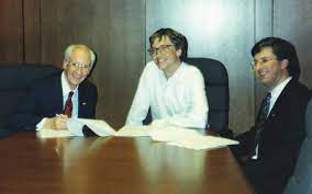 Firma entre Bill Gates y Jorge Espinosa Mireles
