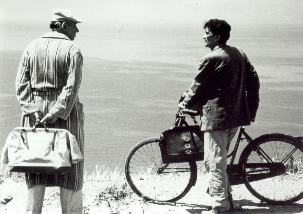 Philippe Noiret as Pablo Neruda and Mario Troisi as his postman Mario Ruoppolo in Il Postino, 1994.