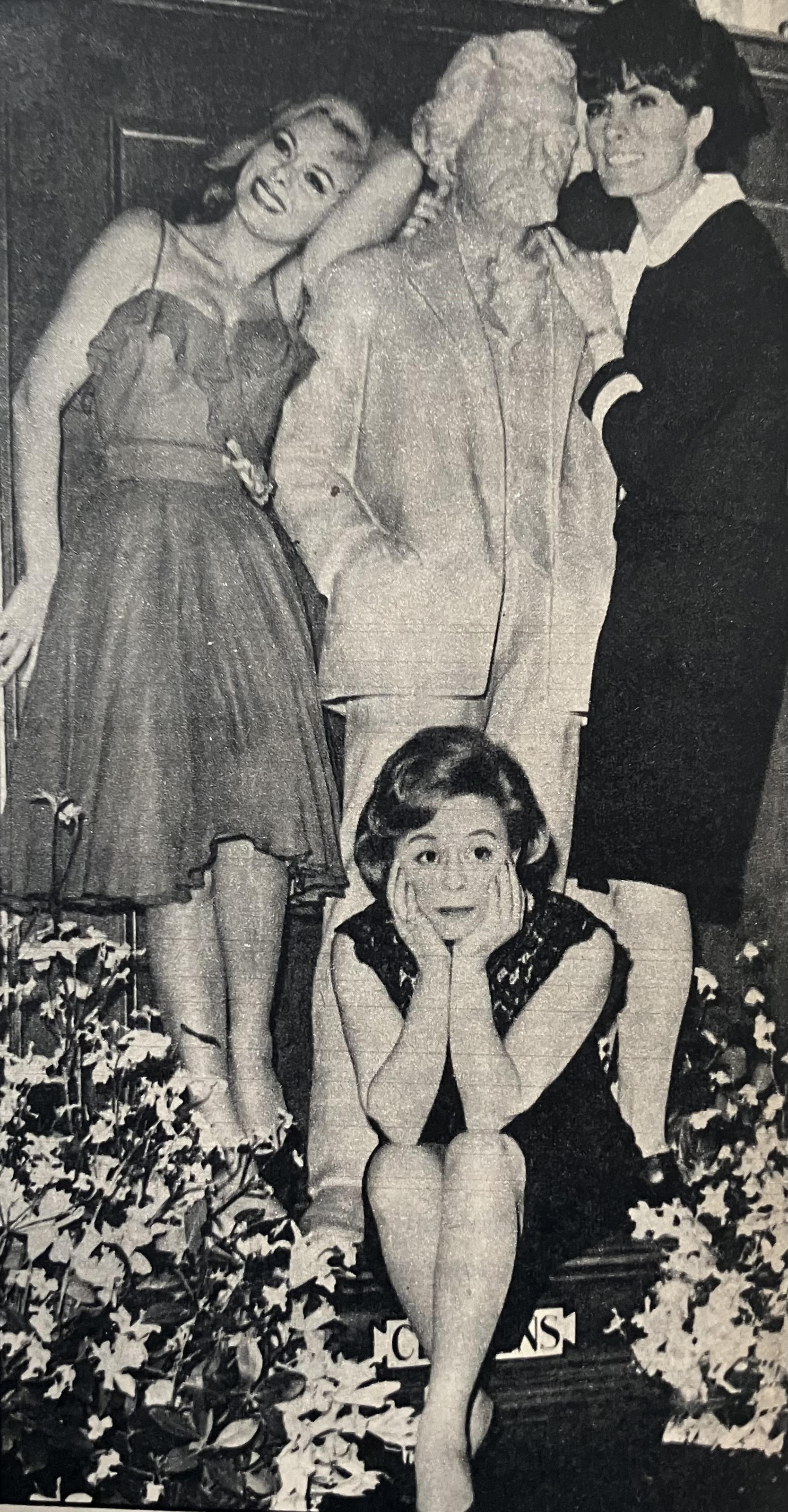 Sandra Milo, Giulietta Masina and Jackie Rogers pose next to a&nbsp;Mark Twain statue in a restaurant inside the Empire State Building. Tempo, April 1964.