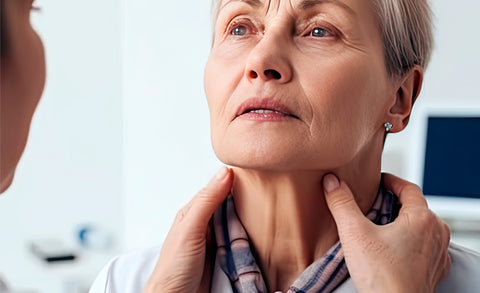 señora siendo evaluada para una cervicoplastia