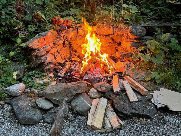 Lagerfeuer mit gegrillten Landjägern bei unserer Hütte im Ebnit in Dornbirn.