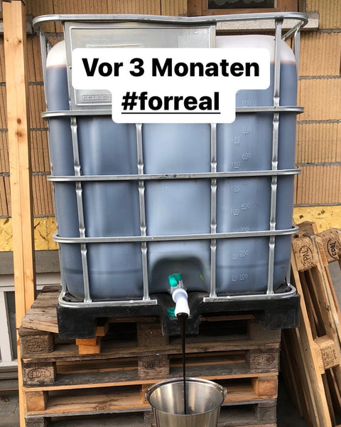 Voller 1.000 Liter IBC Melasse Tank der Destillerie Brunner in Lustenau, Vorarlberg.