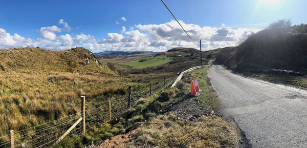 Blick auf die Anfahrt zur Machir Bay auf einer holprigen Straße in Kilchoman, Islay bei schönem Wetter im Mai.