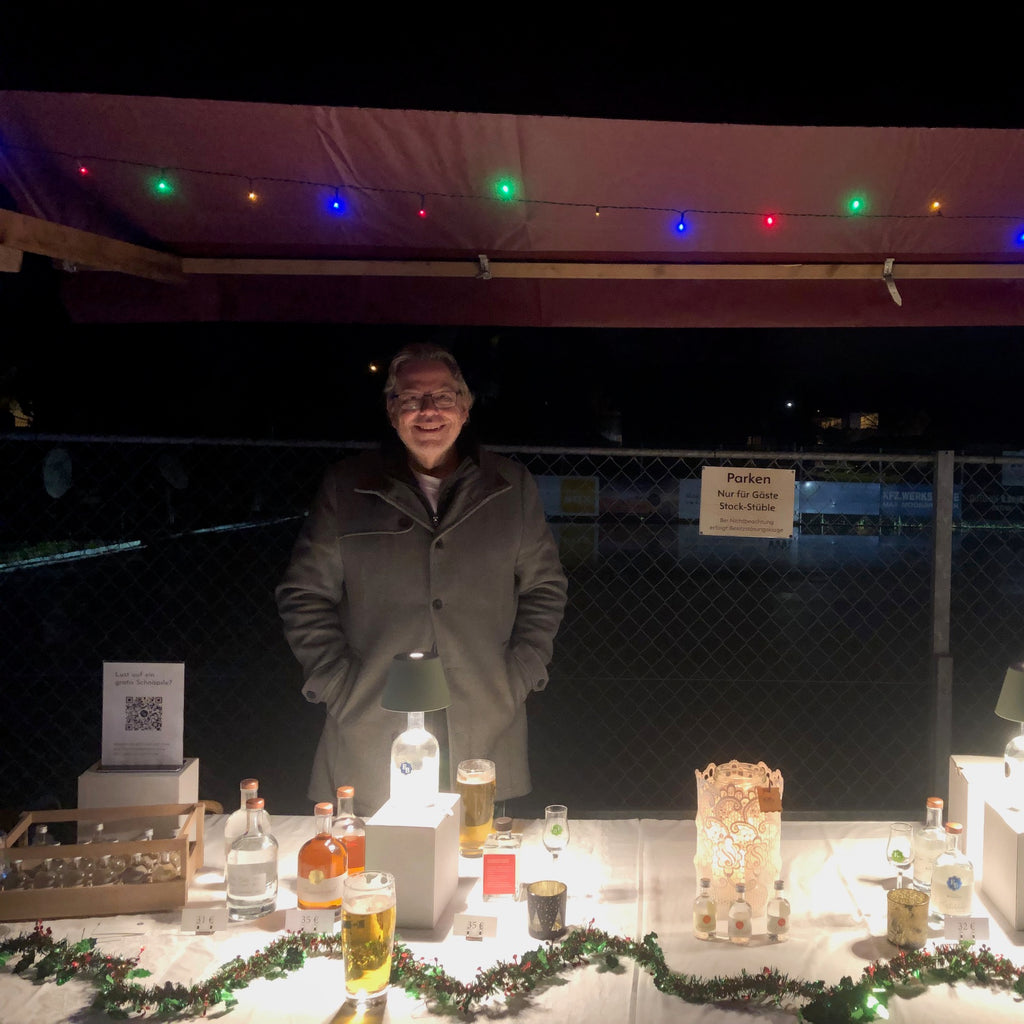 Egon der Destillerie Brunner beim Weihnachtsmarkt im Stockstüble bei der Wirtin in Lustenau.