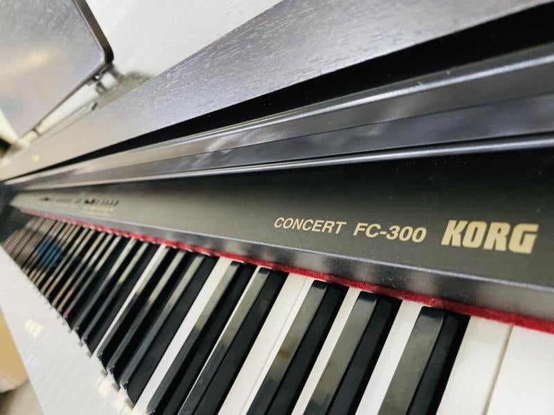Phím đàn Piano Korg FC-300.&nbsp;