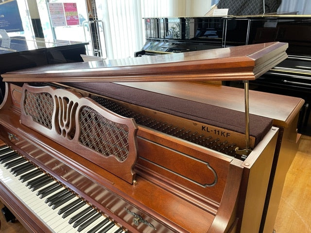 Một cây Piano vân gỗ với thiết kế mở nắp như Đại dương cầm.