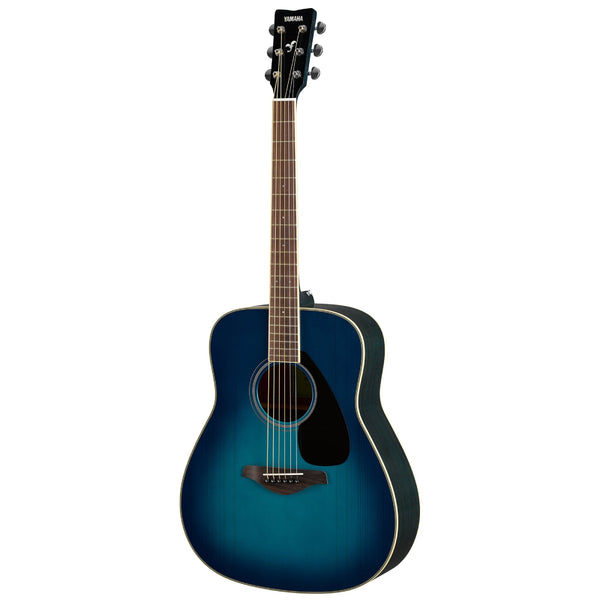 Yamaha FG820 has a Folk style design with a solid Spruce wood top and Mahogany wood back and sides.