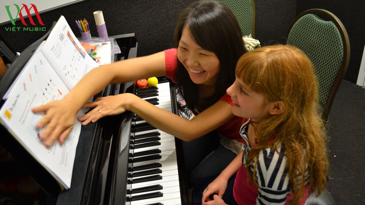 5 Steps Teacher Teaches Piano For Beginners