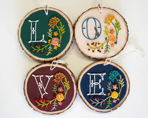 Embroidery on wood slices and get a vintage pendant trimming