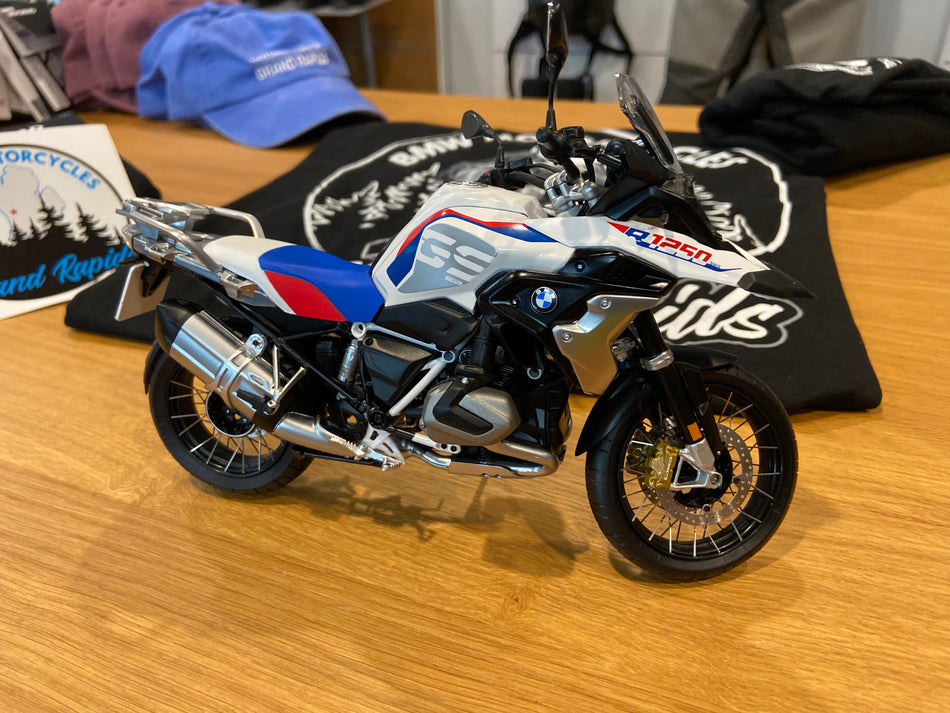 BMW M1000RR 1:10 SCALE MODEL – BMW Motorcycles of Grand Rapids