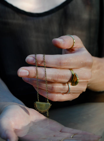 La Tendresse Des Loups Collier en laiton recyclé bijoux lune mythologie