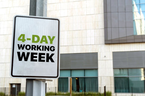 Ein Straßenschild mit der Aufschrift "4-DAY WORKING WEEK".