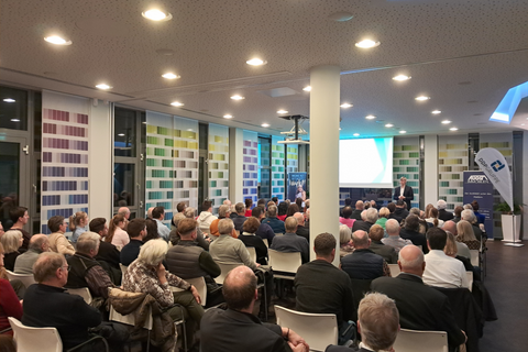 Eine Gruppe Zuschauer schaut sich die Veranstaltung Immobilienforum der Rhein-Zeitung und Augst Immobilien an.