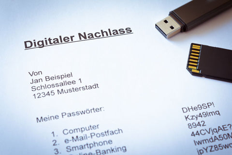 Beispiel Dokument eines digitalen Nachlasses mit eine USB-Stick und einer SD-Karte an der rechten oberen Ecke.