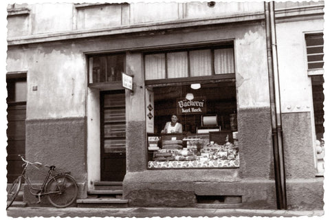 Schwarz-Weiß Bild der ehemaligen Bäckerei Kurt Hack in Duisburg, die 1930 von den Gebrüdern Hack gegründet wurde.
