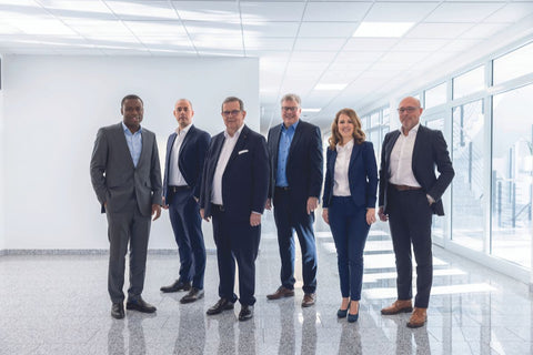 Die aktuelle Geschäftsführung der Niedax Group setzt sich zusammen aus Cornelius Steele, Adrian Lowiner, Bruno Reufels, Alexander Horn, Marina Reufels, Philipp Stiehl (von links).