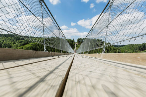 Die Einnahmen aus der Windpacht haben den Bau der Geierlaybrücke in Mörsdorf ermöglicht. Seit Eröffnung der Brücke im Jahr 2015 erlebt die Gemeinde einen erheblichen wirtschaftlichen Aufschwung und investiert derzeit 5,5 Millionen Euro in das Mehrgenerationenprojekt „Mörs:DORF“