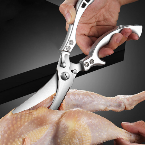Tesoura para Cozinha Profissional cortando um frango