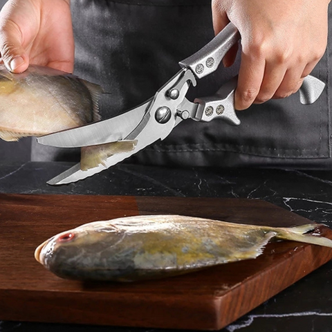 Tesoura para Cozinha Profissional cortando peixe