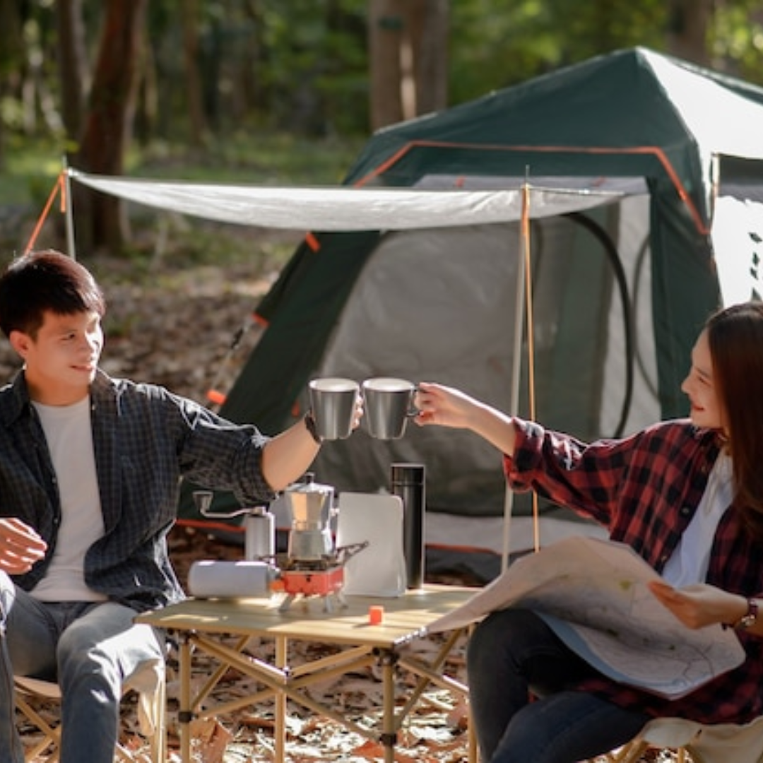 preparando café no acampamento utilizando um fogareiro a gas