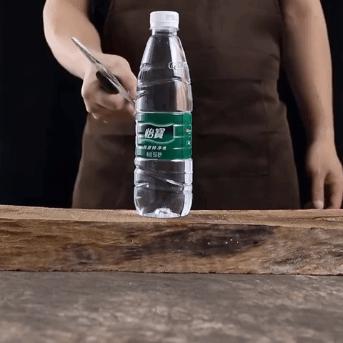 Cutelo Artesanal 6,5 Polegadas Bárbaro cortando uma garrafa de água