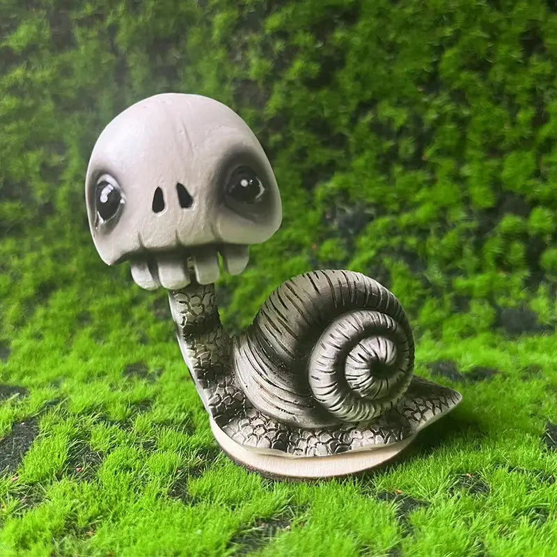 Shaking Head Skull Snail Decor