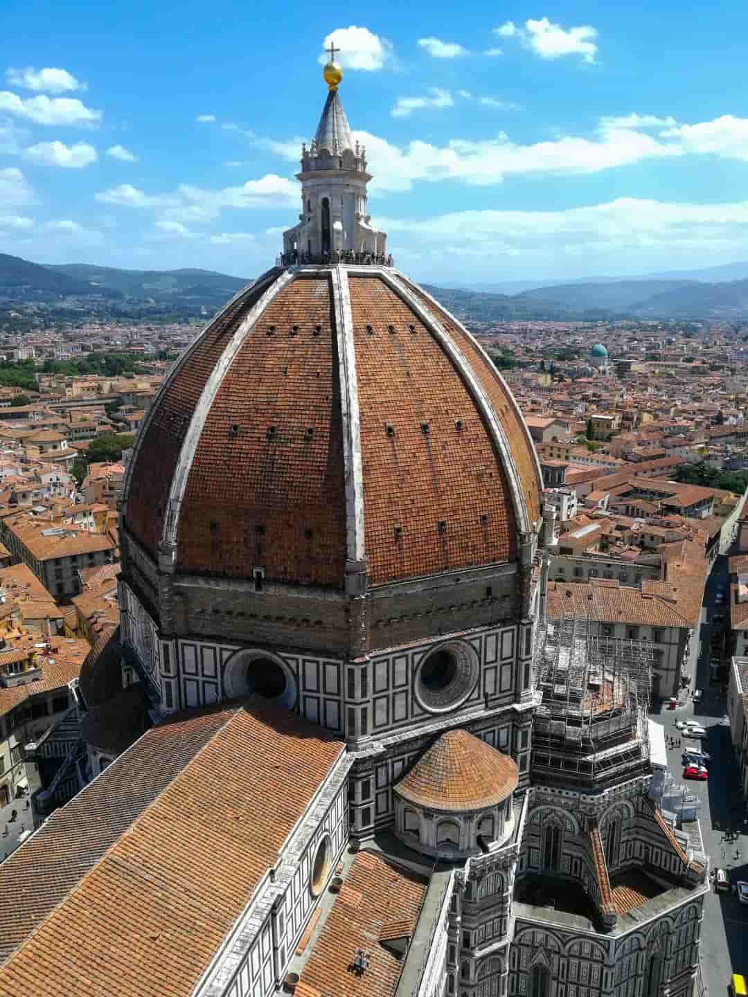 Una vista del cielo de una torre que domina una ciudad italiana.