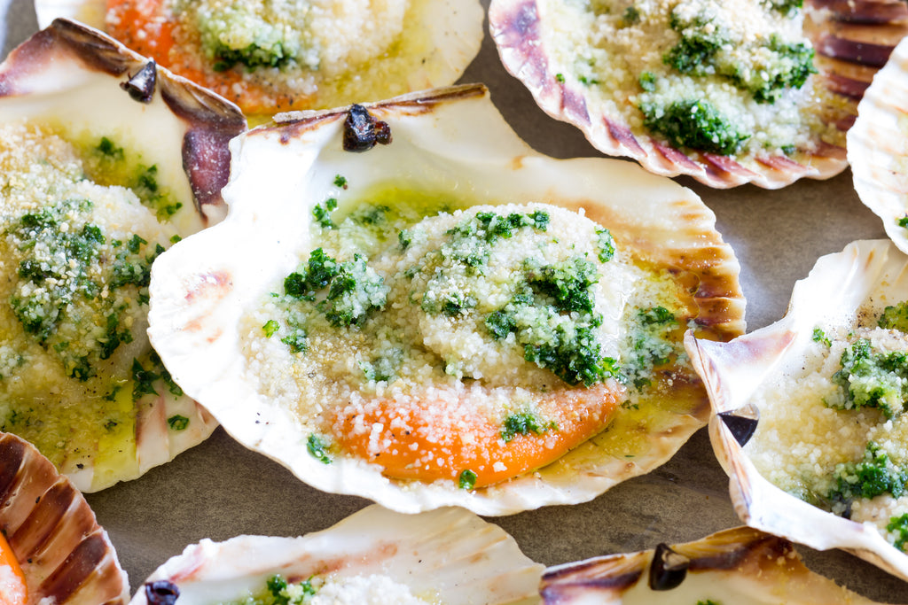 Scallops baked with butter breadcrumbs and parlsey