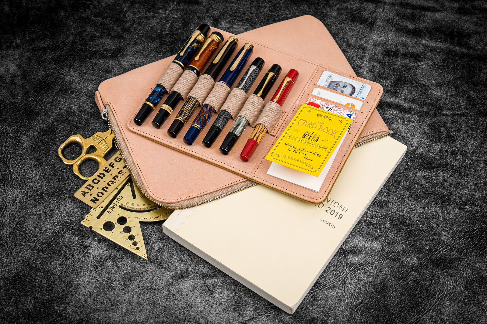 https://cdn.shopify.com/s/files/1/0575/7177/products/Leather-Zippered-Writers-Bank-Bag-Pen-Pouch-Undyed-Leather_1600x.jpg?v=1681228350