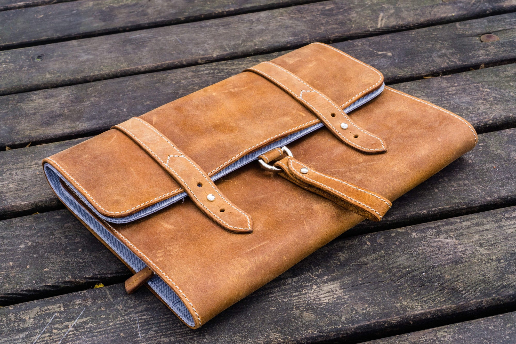 Monogram leather passport holder tan grain – Totême