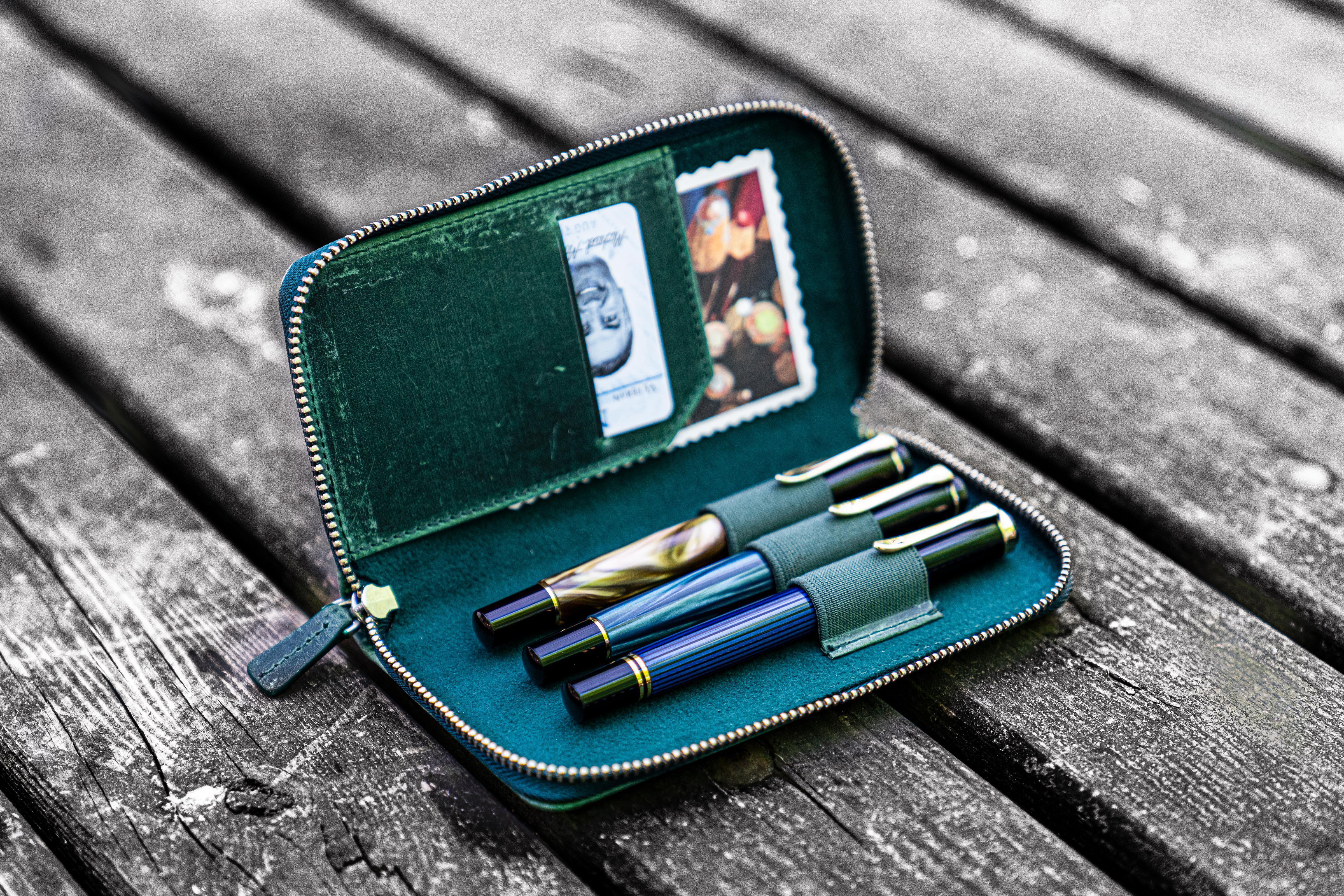https://cdn.shopify.com/s/files/1/0575/7177/products/leather-zippered-3-slots-pen-case-crazy-horse-forest-green.jpg?v=1560008108