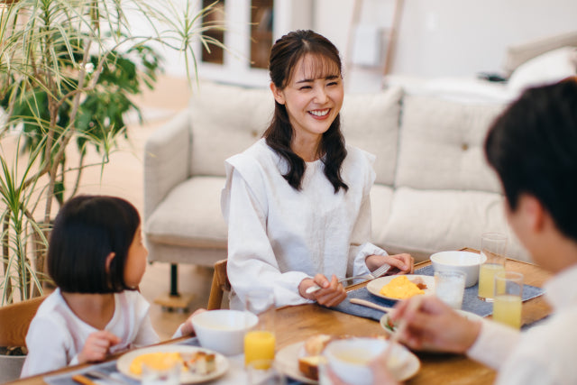 副腎にいい食事をしている女性のイメージ画像