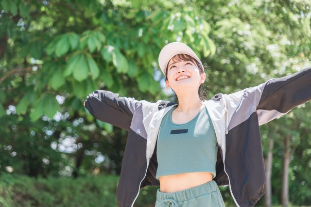 両手を伸ばしている健康的な女性