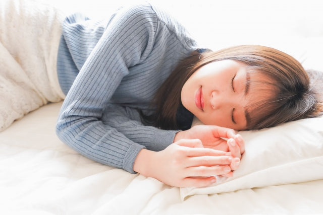 眠っている女性の画像