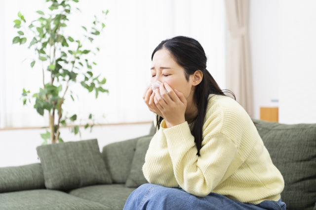 花粉症に苦しんでる女性